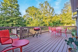 Outdoor dining - Large, Renovated Hip & Historic Craftsman in 5 Points - 2 Miles from Downtown (Nashville)