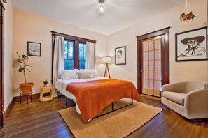4 bedrooms, iron/ironing board, travel cot, WiFi - Large, Renovated Hip & Historic Craftsman in 5 Points - 2 Miles from Downtown (Nashville)