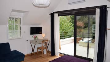 1 habitación, escritorio, tabla de planchar con plancha y wifi