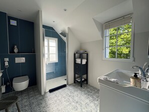 淋浴设施、吹风机、毛巾、肥皂