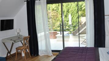 1 bedroom, desk, iron/ironing board, WiFi