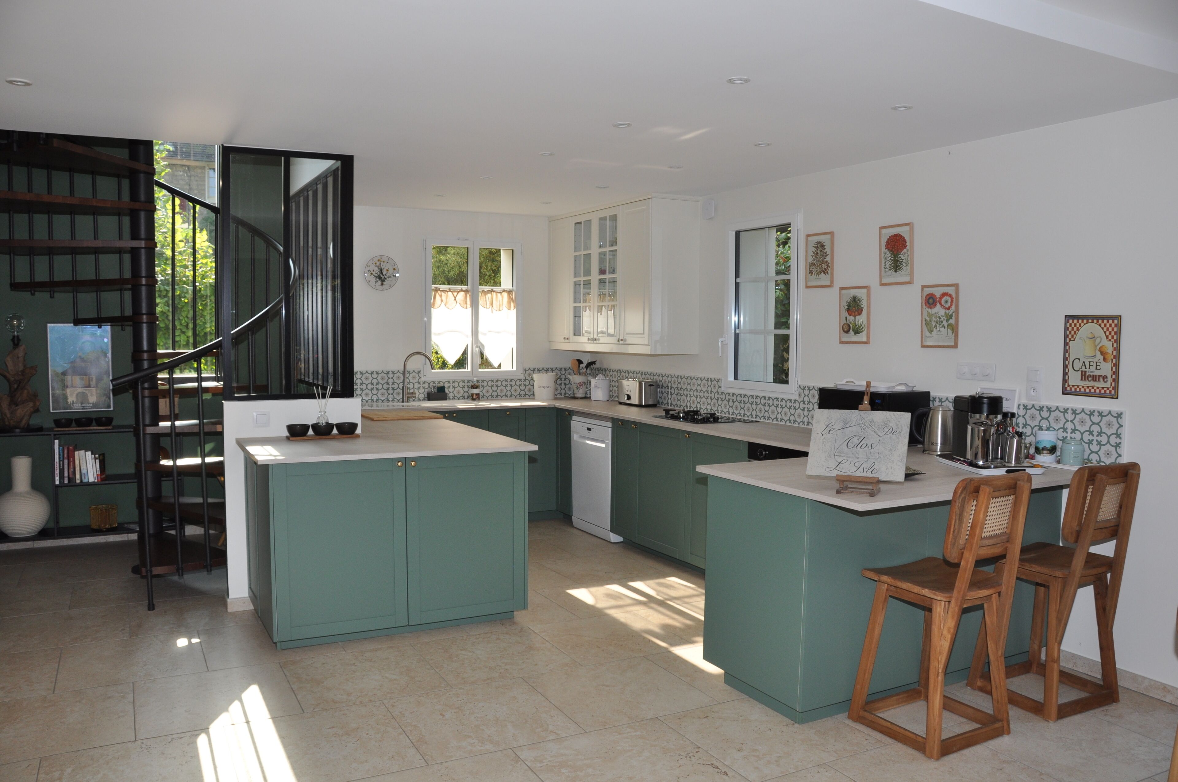 Kylskåp, mikrovågsugn, ugn och spishäll