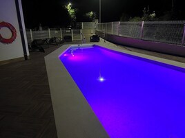 Una piscina al aire libre de temporada
