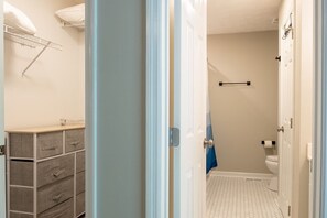 Hiustenkuivaaja, pyyhkeet, saippua, sampoo