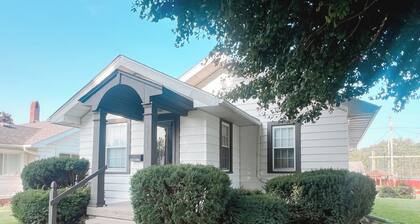 Charming 2 bedroom one bath home close to Highland Park!
