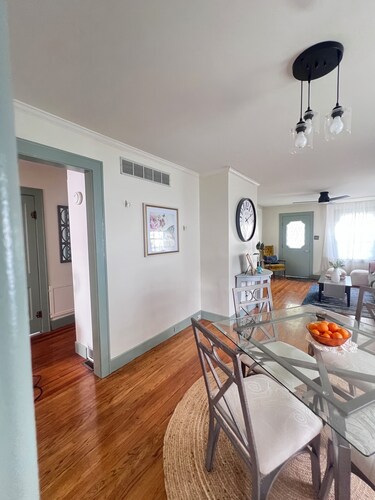 Charming 2 bedroom one bath home close to Highland Park!