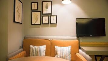 Cribs/infant beds