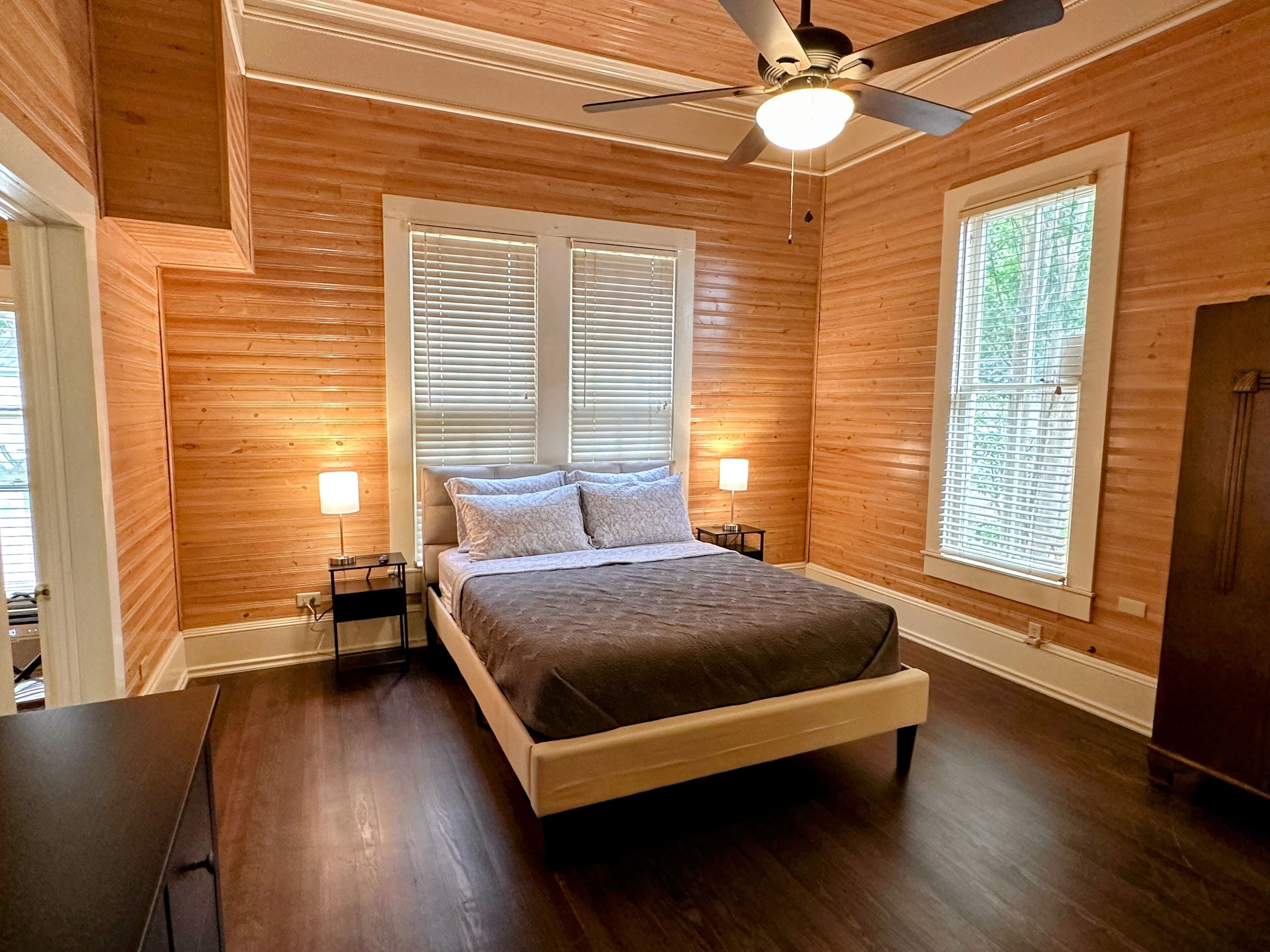 4 habitaciones, tabla de planchar con plancha, wifi y ropa de cama 