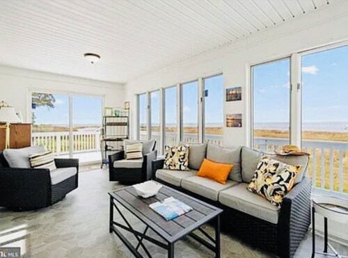 Bayfront Beauty with Beach and Boatslip!!