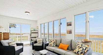Bayfront Beauty with Beach and Boatslip!!