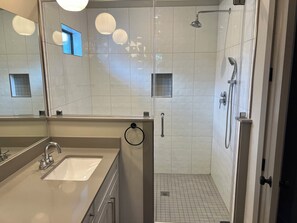 Dusche, Haartrockner, Handtücher, Seife