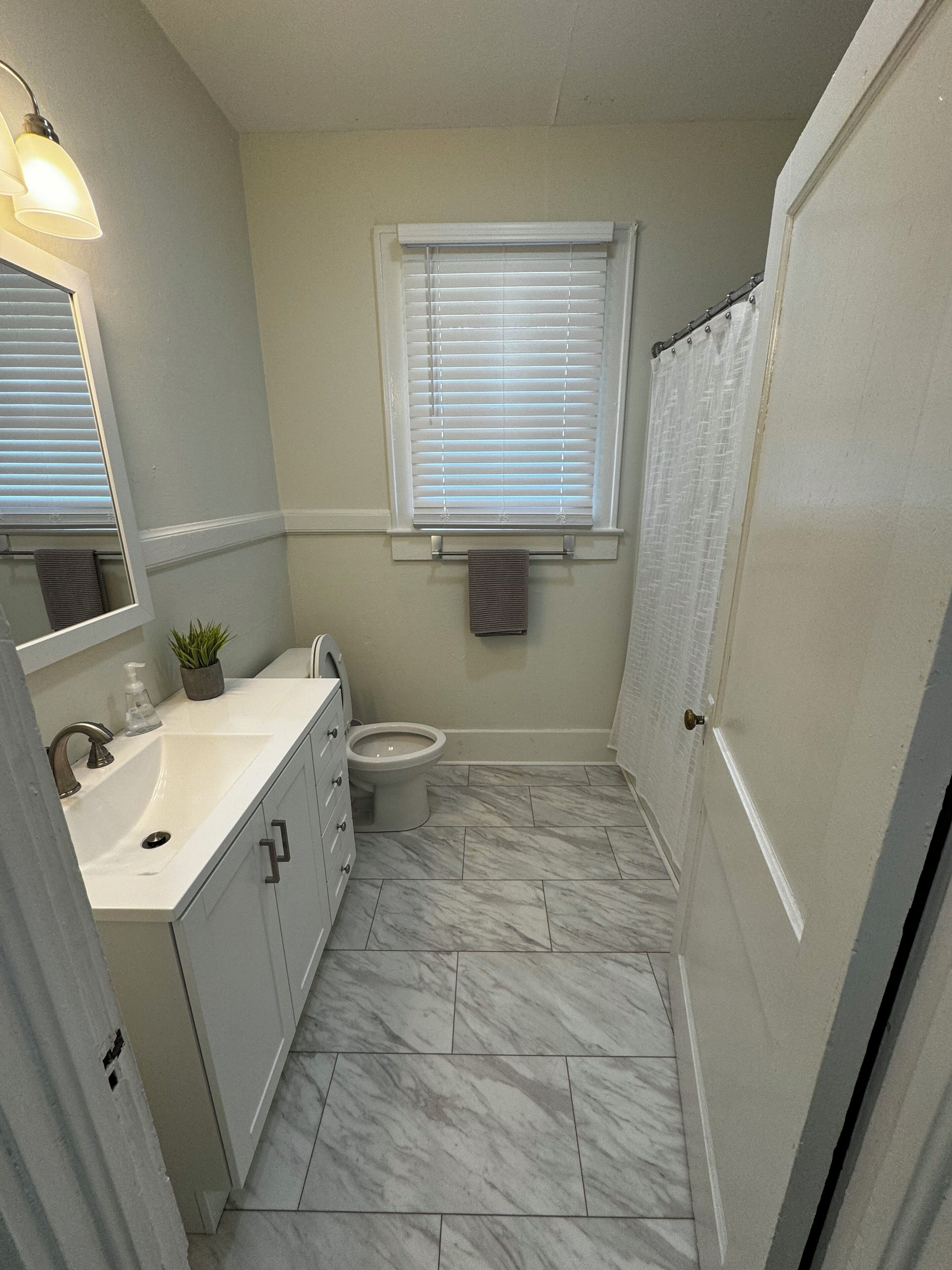 Secador de cabelo, toalhas de banho, sabonete, papel higiênico