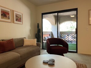 Smart TV, books, computer monitors - Veranda at Ventana Adorable top floor 1-bedroom condo, Dog friendly (Tucson)