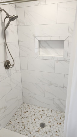 Shower, towels, soap, shampoo. Hidden Gem in Historic Downtown Moultrie!