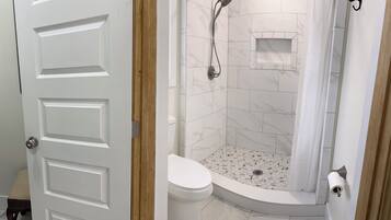 Dusch, handdukar, tvål och schampo