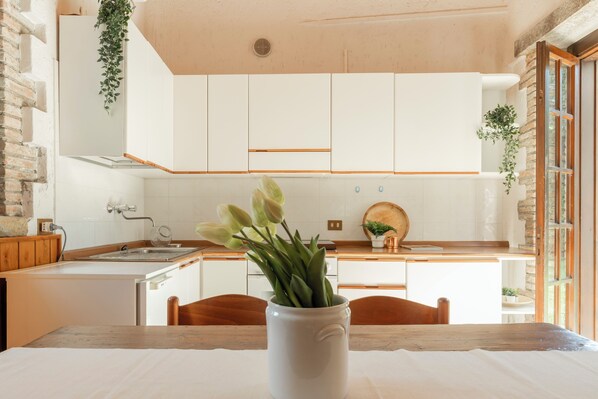 Refrigerador, horno, parrilla de estufa y utensilios de cocina 