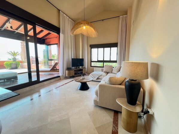 Fernseher, Videothek, Stereoanlage