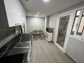 Een koelkast, een magnetron, een oven, een kookplaat