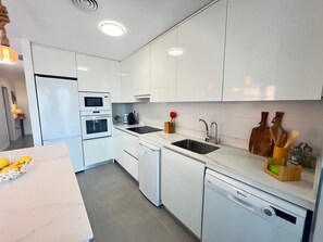 Refrigerador, microondas, horno, placa de cocina