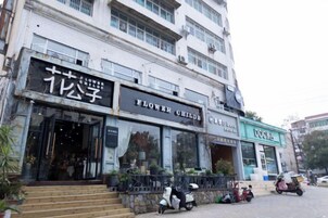 Un edificio con locales comerciales, incluyendo una floristería y una cafetería.