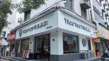 Un edificio con escaparate que muestra un letrero con caracteres chinos.