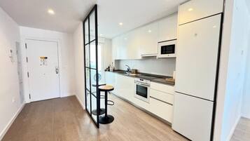 Een koelkast, een magnetron, een oven, een kookplaat