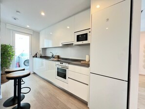 Kjøleskap, mikrobølgeovn, ovn og kokeplater