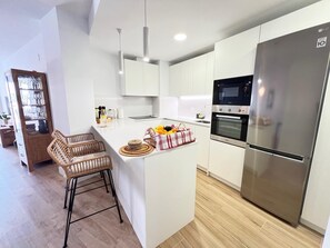 Kühlschrank, Mikrowelle, Ofen, Herdplatte