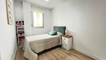 3 habitaciones, tabla de planchar con plancha, wifi y ropa de cama