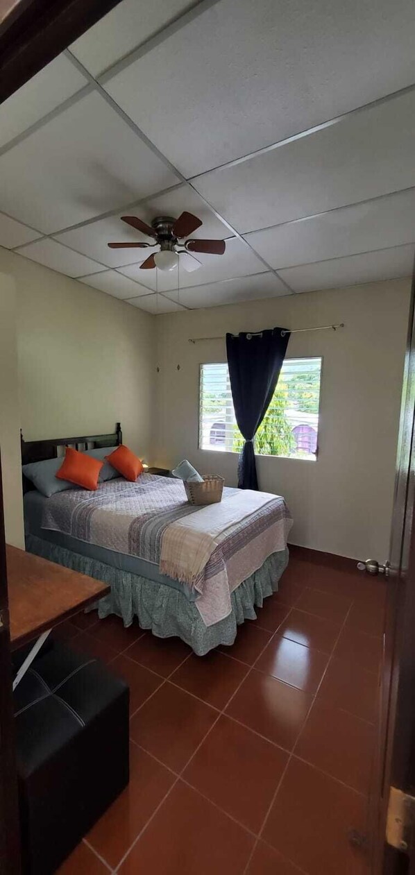 Classic-rum - utsikt mot staden | Individuell inredning, unika möbler och arbetsyta för laptop