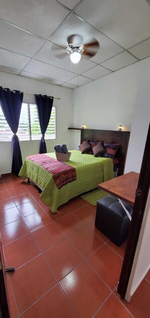 特色装修、特色家居、笔记本电脑工作区、熨斗/熨板