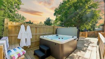 Tina de hidromasaje al aire libre