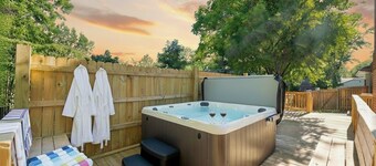 Location! w/King Beds+Hot Tub+GameRoom+Theater+Gym+Fire Pit