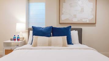 4 slaapkamers, een bureau, een strijkplank/strijkijzer, reisbedje