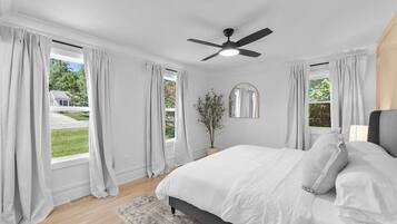 4 habitaciones, escritorio y tabla de planchar con plancha