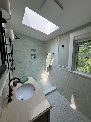Shower, hair dryer, towels, soap - Charming Berkshire Farmhouse: Your Cozy Retreat Awaits! (Monterey)