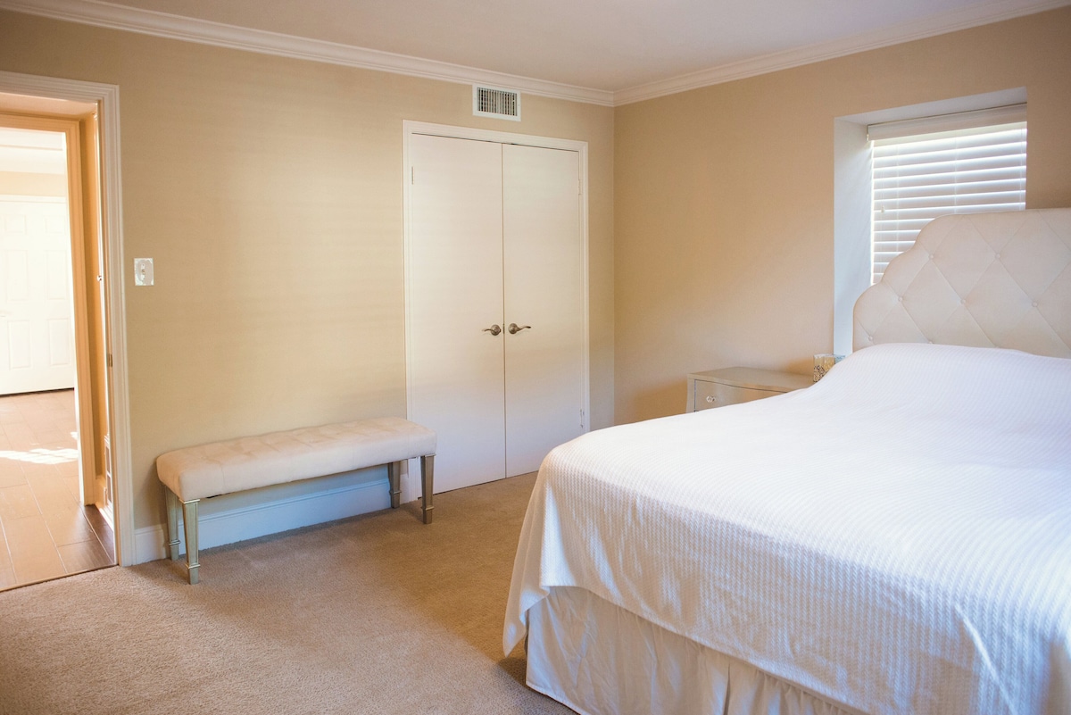 Photo 19 of One-bedroom condominium located just steps from Westheimer Road.
