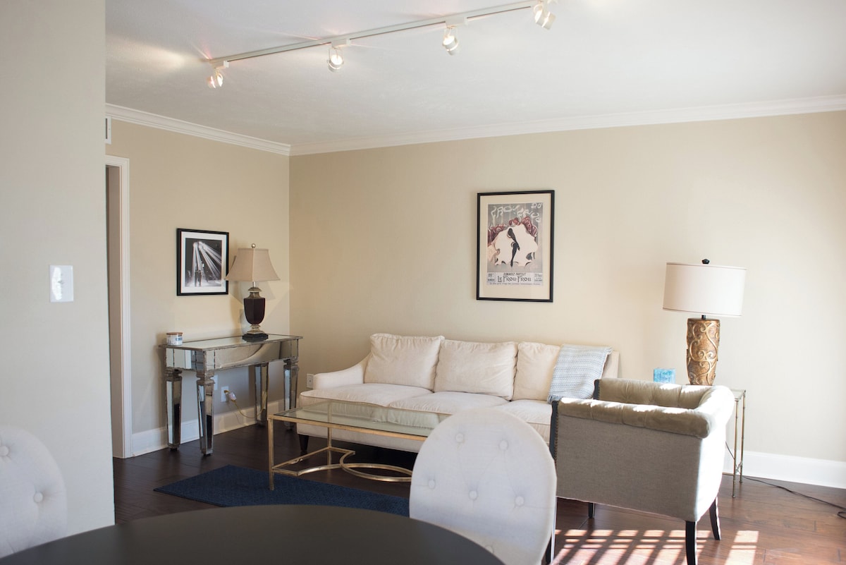 Photo 8 of One-bedroom condominium located just steps from Westheimer Road.