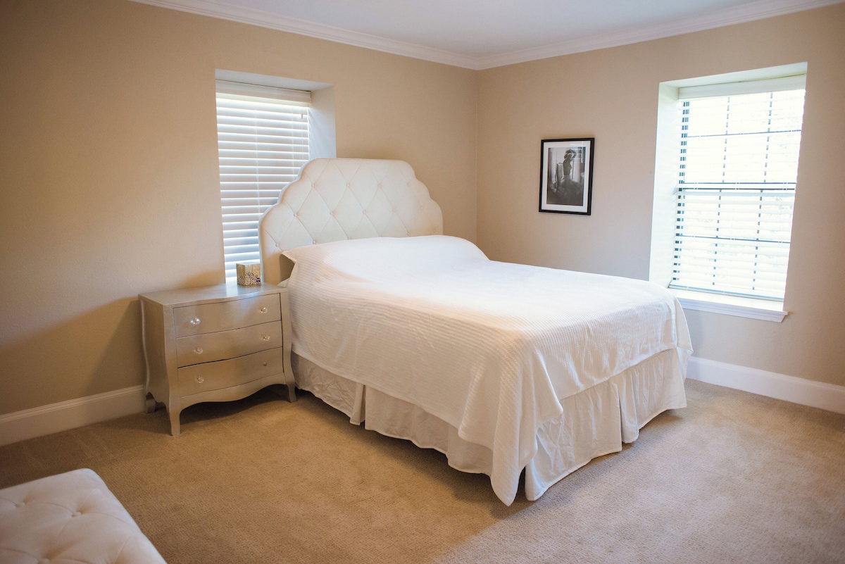 Photo 12 of One-bedroom condominium located just steps from Westheimer Road.
