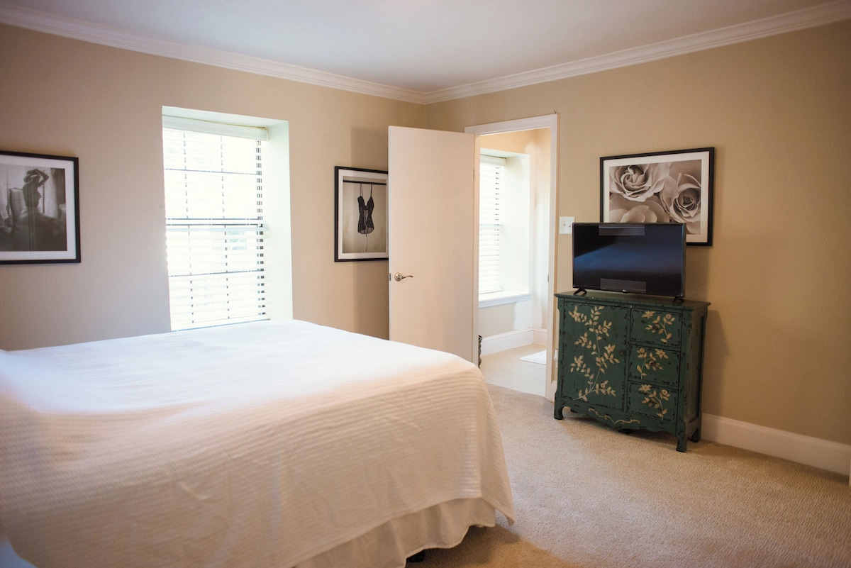Photo 13 of One-bedroom condominium located just steps from Westheimer Road.