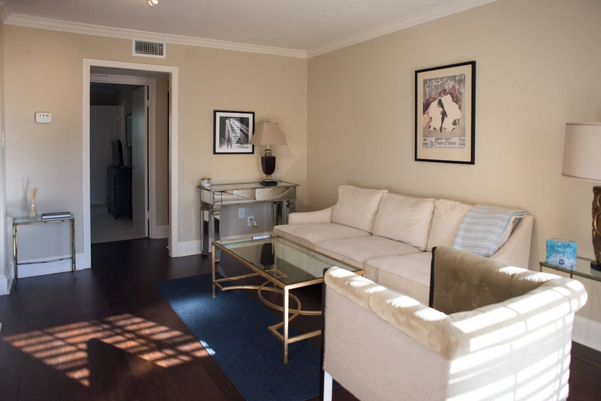 Photo 2 of One-bedroom condominium located just steps from Westheimer Road.