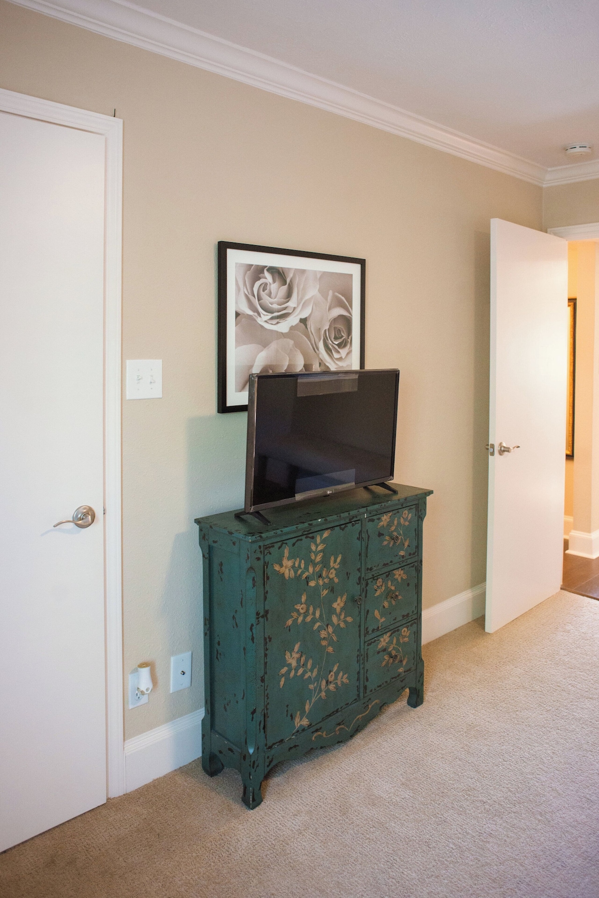 Photo 15 of One-bedroom condominium located just steps from Westheimer Road.