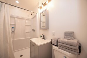 Dusche, Handtücher, Seife, Shampoo