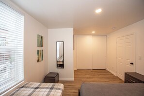 3 slaapkamers, een strijkplank/strijkijzer, wifi, beddengoed