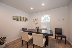 Dining - Charming and spacious 3-bedroom HOUSE in a vibrant part of San Diego with AC. (San Diego)