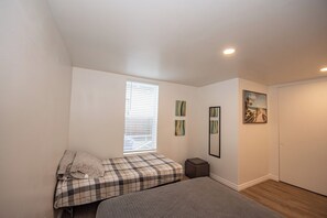 3 bedrooms, iron/ironing board, WiFi, bed sheets - Charming and spacious 3-bedroom HOUSE in a vibrant part of San Diego with AC. (San Diego)