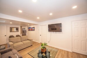 Een smart-tv en tafelvoetbal