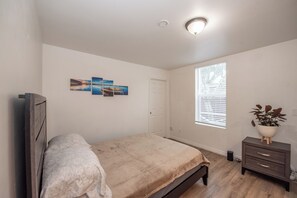 3 habitaciones, tabla de planchar con plancha, wifi y ropa de cama