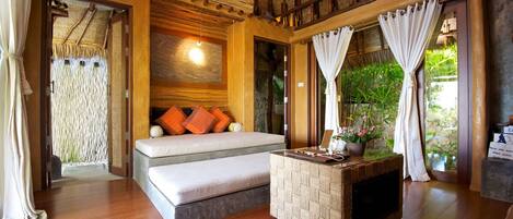 Villa 2 | Minibar, bed sheets