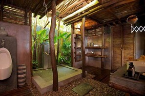 Villa Classique, 1 chambre | Salle de bain | Douche, serviettes fournies